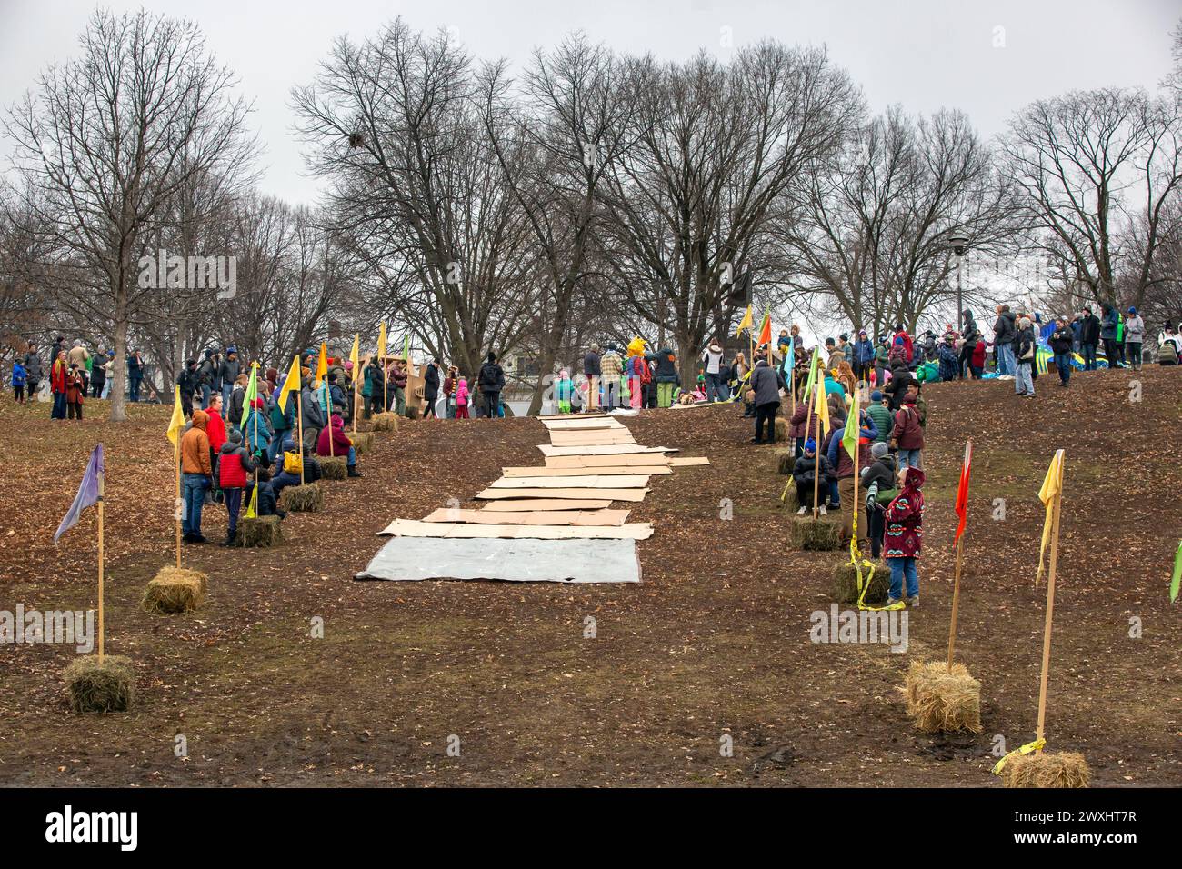 Il 2024 gennaio Powderhorn Park Art Sled Rally Course a Minneapolis, Minnesota. A causa delle temperature calde, della siccità e dell'assenza di neve, fogli di cartone Foto Stock