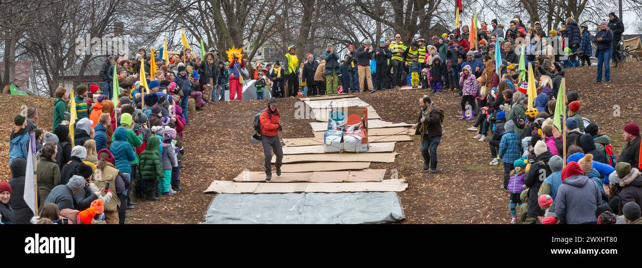Residenti e artisti che partecipano al January Powderhorn Park Art Sled Rally a Minneapolis, Minnesota. A causa delle temperature calde e dell'assenza di neve Foto Stock
