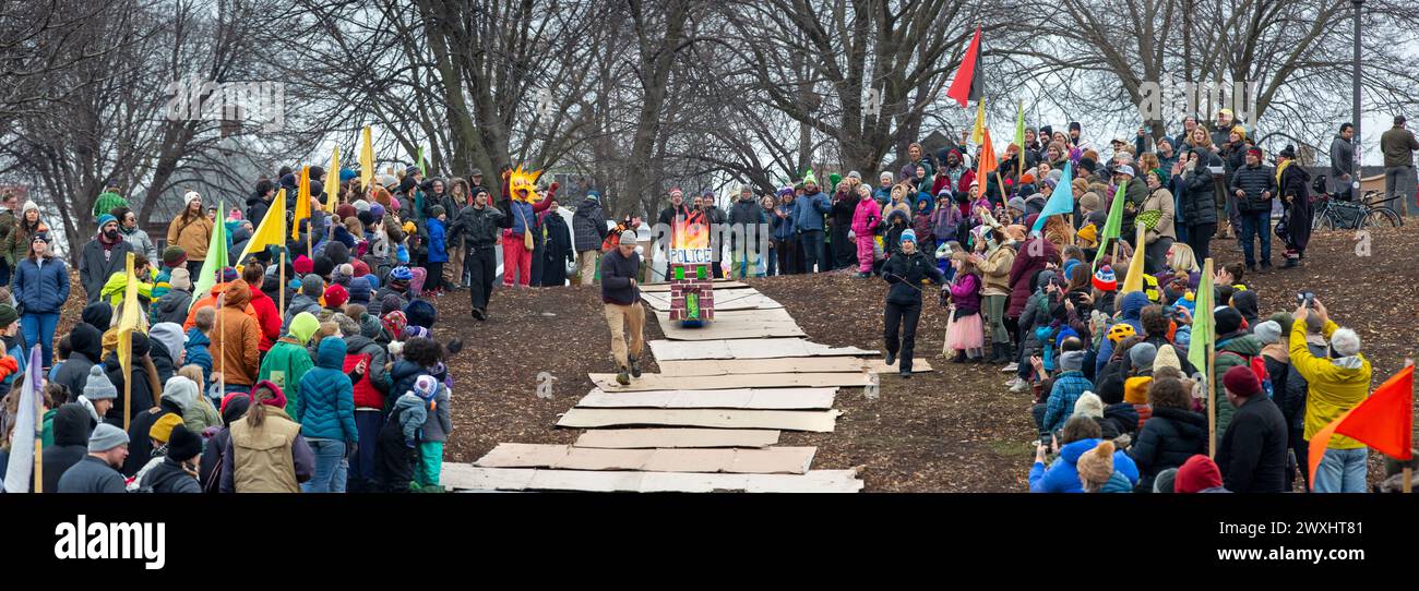 Residenti e artisti che partecipano al January Powderhorn Park Art Sled Rally a Minneapolis, Minnesota. A causa delle temperature calde e dell'assenza di neve Foto Stock