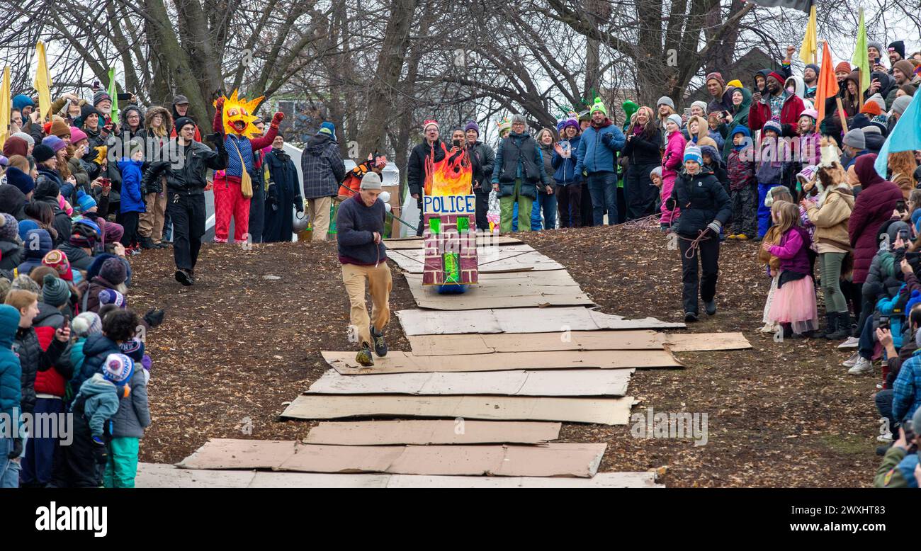Residenti e artisti che partecipano al January Powderhorn Park Art Sled Rally a Minneapolis, Minnesota. A causa delle temperature calde e dell'assenza di neve Foto Stock