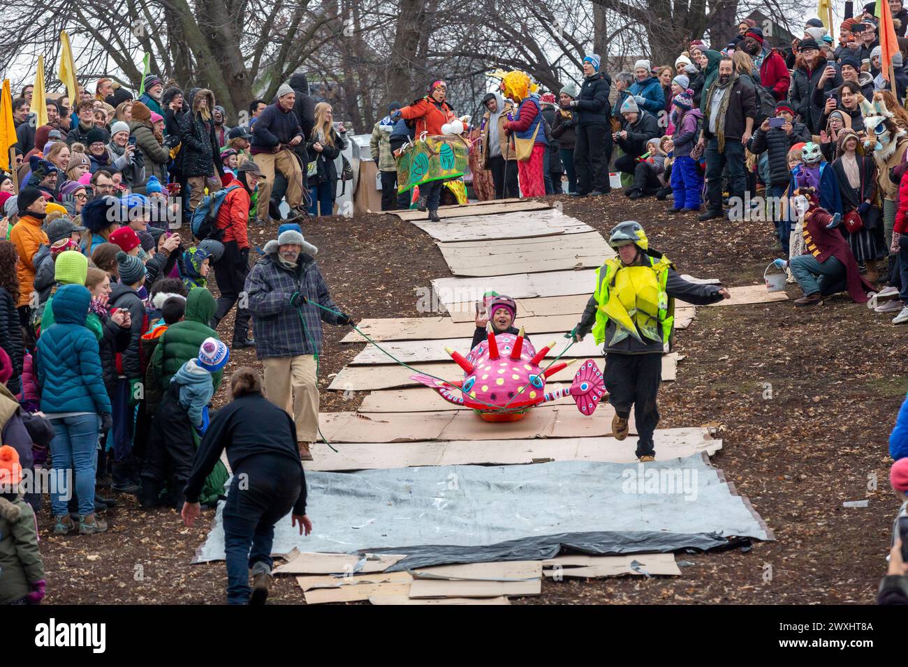 Residenti e artisti che partecipano al January Powderhorn Park Art Sled Rally a Minneapolis, Minnesota. A causa delle temperature calde e dell'assenza di neve Foto Stock