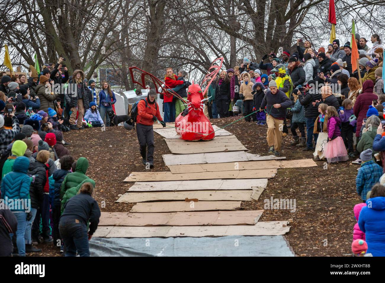 Residenti e artisti che partecipano al January Powderhorn Park Art Sled Rally a Minneapolis, Minnesota. A causa delle temperature calde e dell'assenza di neve Foto Stock