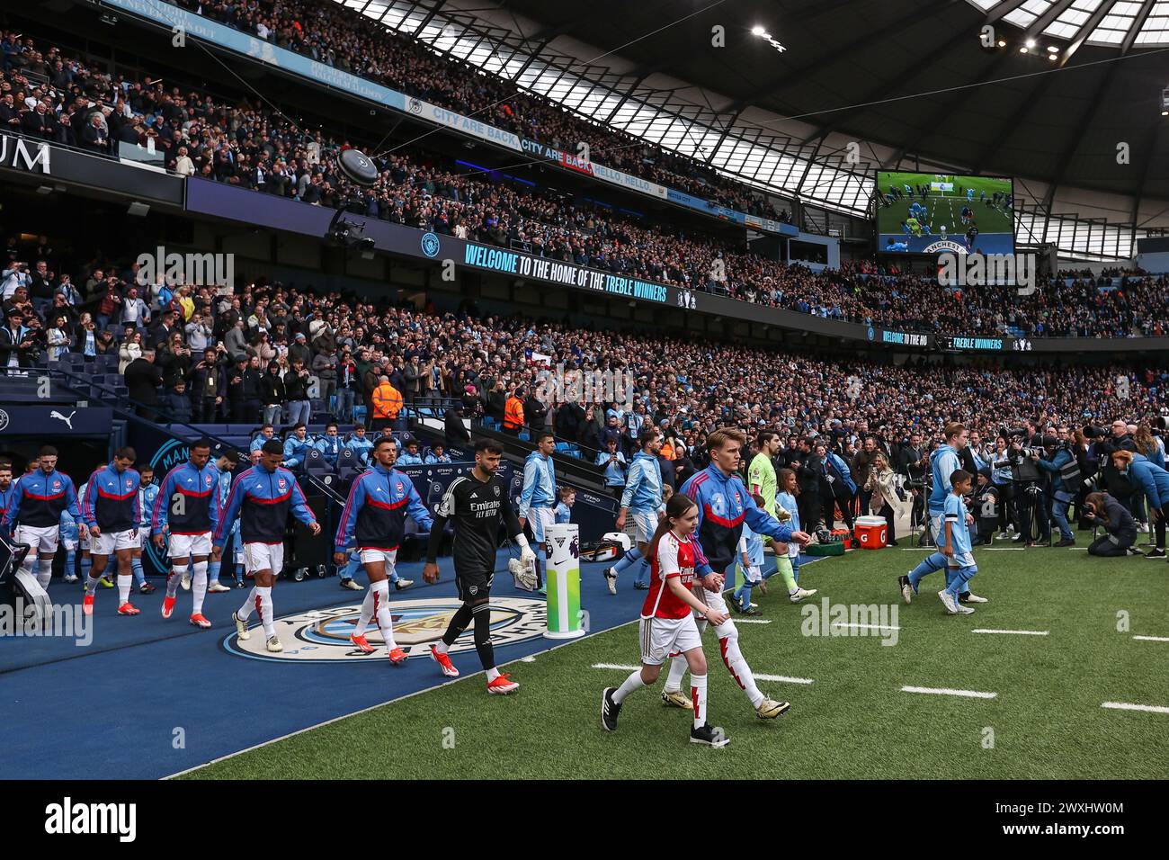 Le squadre escono prima della partita di Premier League Manchester City vs Arsenal all'Etihad Stadium, Manchester, Regno Unito, 31 marzo 2024 (foto di Mark Cosgrove/News Images) Foto Stock
