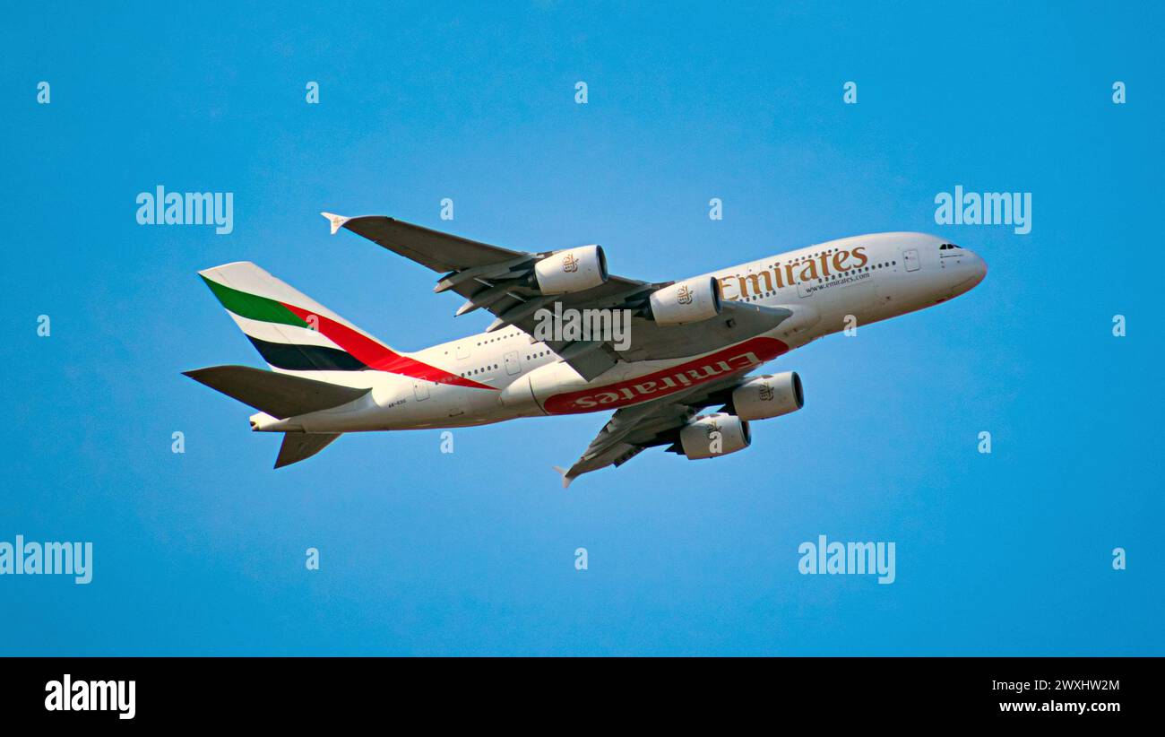 Glasgow, Scozia, Regno Unito. 31 marzo 2024: Regno Unito Meteo: Tempo soleggiato previsto per Pasqua in città con il viaggio della domenica di pasqua a dubai sul più grande aereo commerciale a380 emirates a dubai dall'aeroporto di glasgow. Credit Gerard Ferry/Alamy Live News Foto Stock