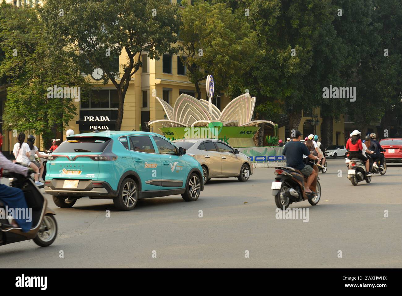 I taxi elettrici Vinfast appaiono in tutte le principali città del Vietnam. 베트남 전기차, ベトナムの電気自動車, वियतनामी इलेक्ट्रिक कारें, 越南电动汽车 Xanh SM taxi Foto Stock