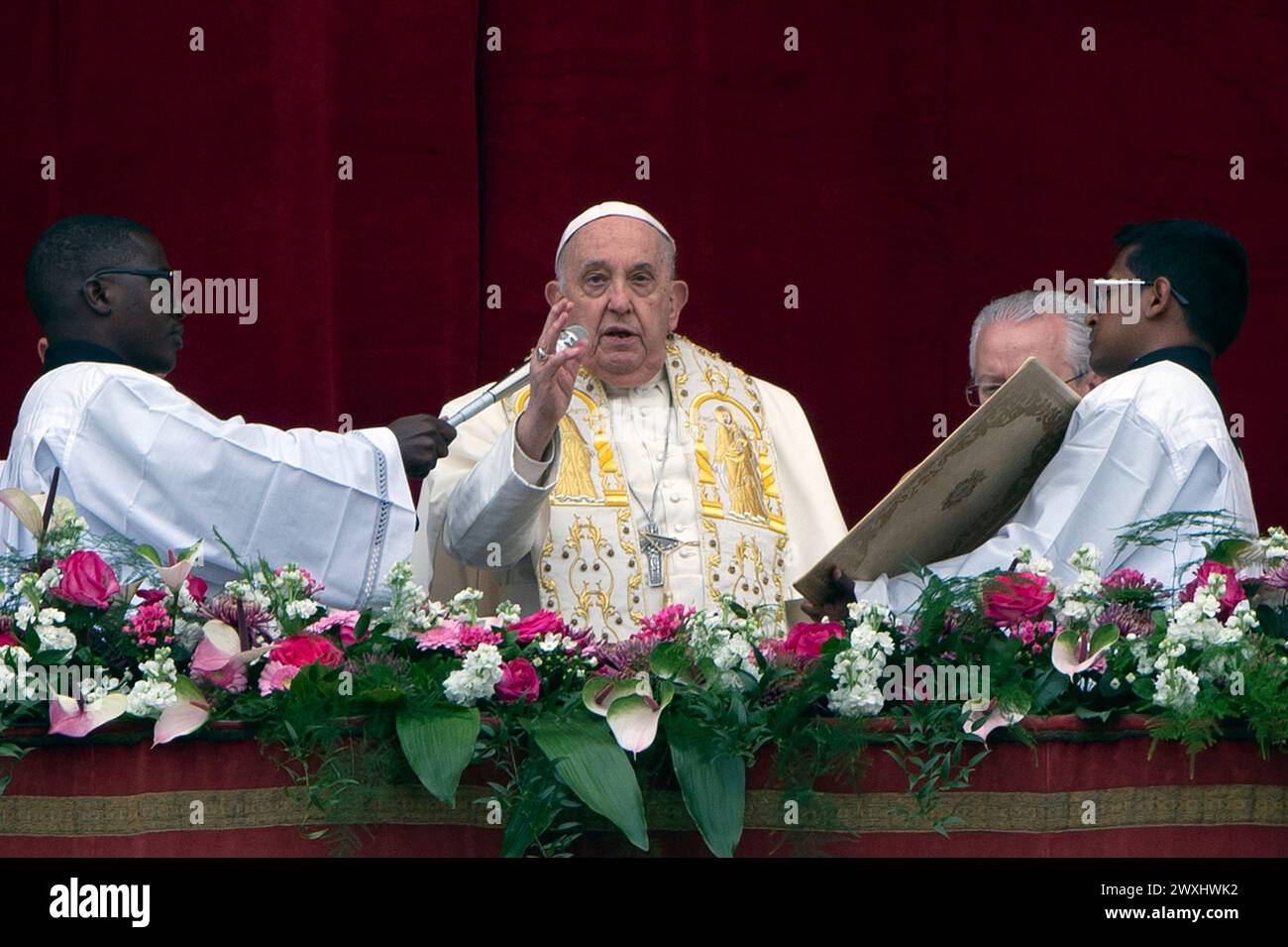 Italia, Roma, Vaticano, 2024/3/31 .Papa Francesco consegna il suo messaggio di Pasqua e benedizione Urbi et Orbi ‘alla città e al mondo’ dal balcone della basilica di San Pietro, Vaticano Fotografia di Alessia Giuliani / Catholic Press Photo. LIMITATA AD USO EDITORIALE - NON MARKETING - NON CAMPAGNE PUBBLICITARIE. Foto Stock