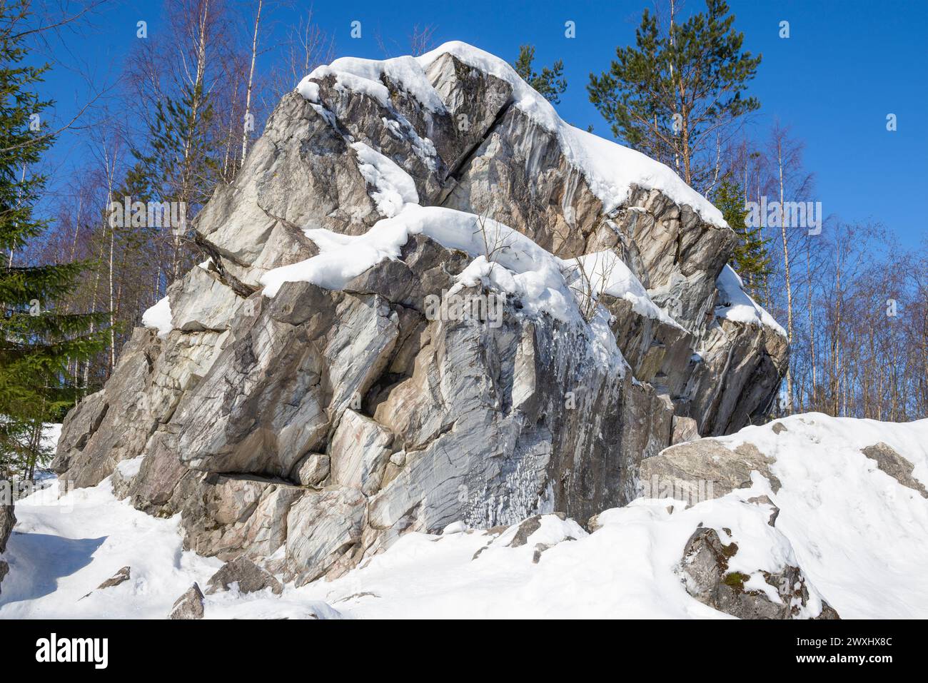 Roccia di marmo nel Ruskeala Mountain Park in una soleggiata giornata di marzo. Carelia, Russia Foto Stock