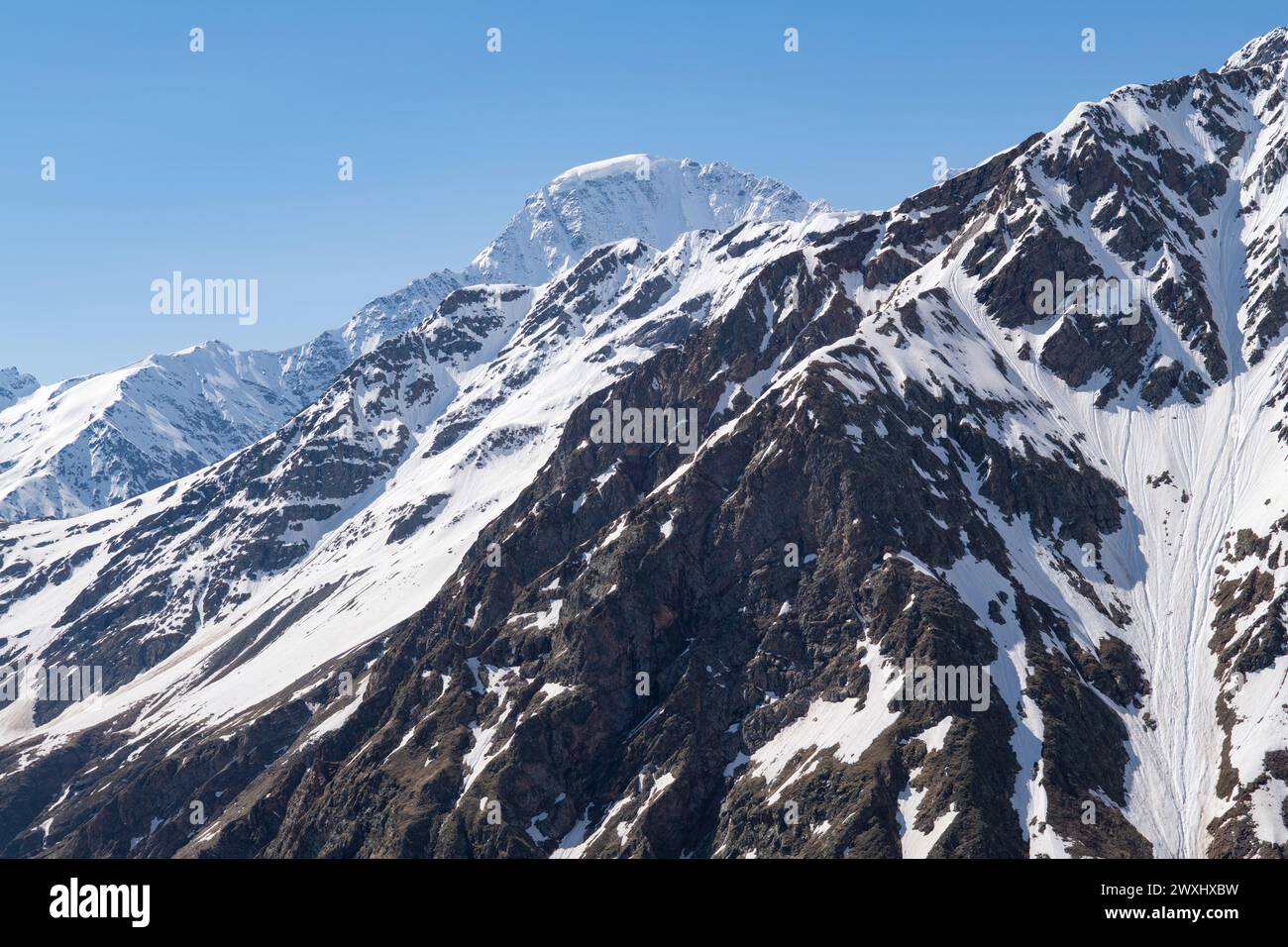 Montagne di Kabardino-Balkaria in un giorno di giugno soleggiato. Caucaso, Russia Foto Stock