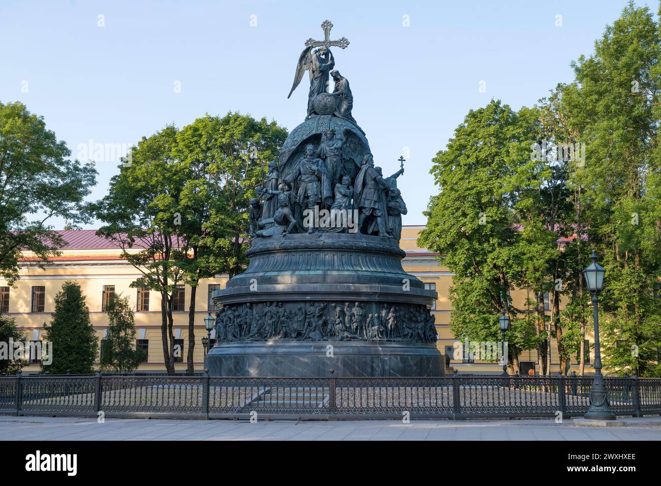 VELIKY NOVGOROD, RUSSIA - 15 LUGLIO 2023: Monumento "Millennium of Russia" in una soleggiata mattinata di luglio. Cremlino di Veliky Novgorod Foto Stock