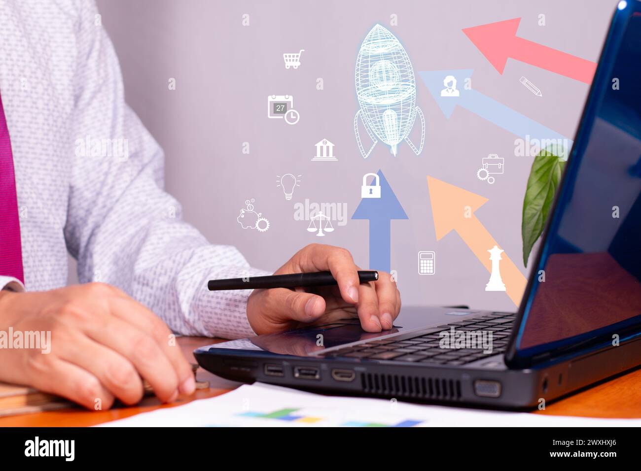 Concetto di obiettivi aziendali, l'uomo d'affari utilizza un notebook con ologrammi. icona rocket, frecce e obiettivi di carriera. Pianificazione strategica. Foto Stock