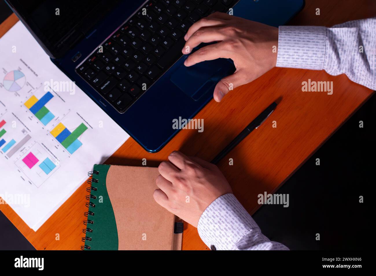 uomo d'affari che lavora al suo portatile, primo piano delle mani Foto Stock