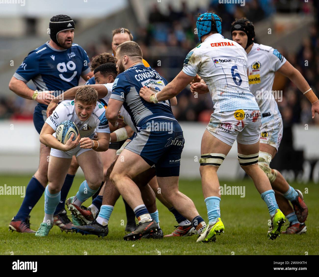 Salford, Lancashire, Regno Unito. 31 marzo 2024; Salford Community Stadium, Salford, Lancashire, Inghilterra; Gallagher Premiership Rugby, sale Sharks contro Exeter Chiefs; Will Haydon-Wood degli Exeter Chiefs sotto la pressione di Luke Cowan-Dickie di sale Sharks Credit: Action Plus Sports Images/Alamy Live News Foto Stock