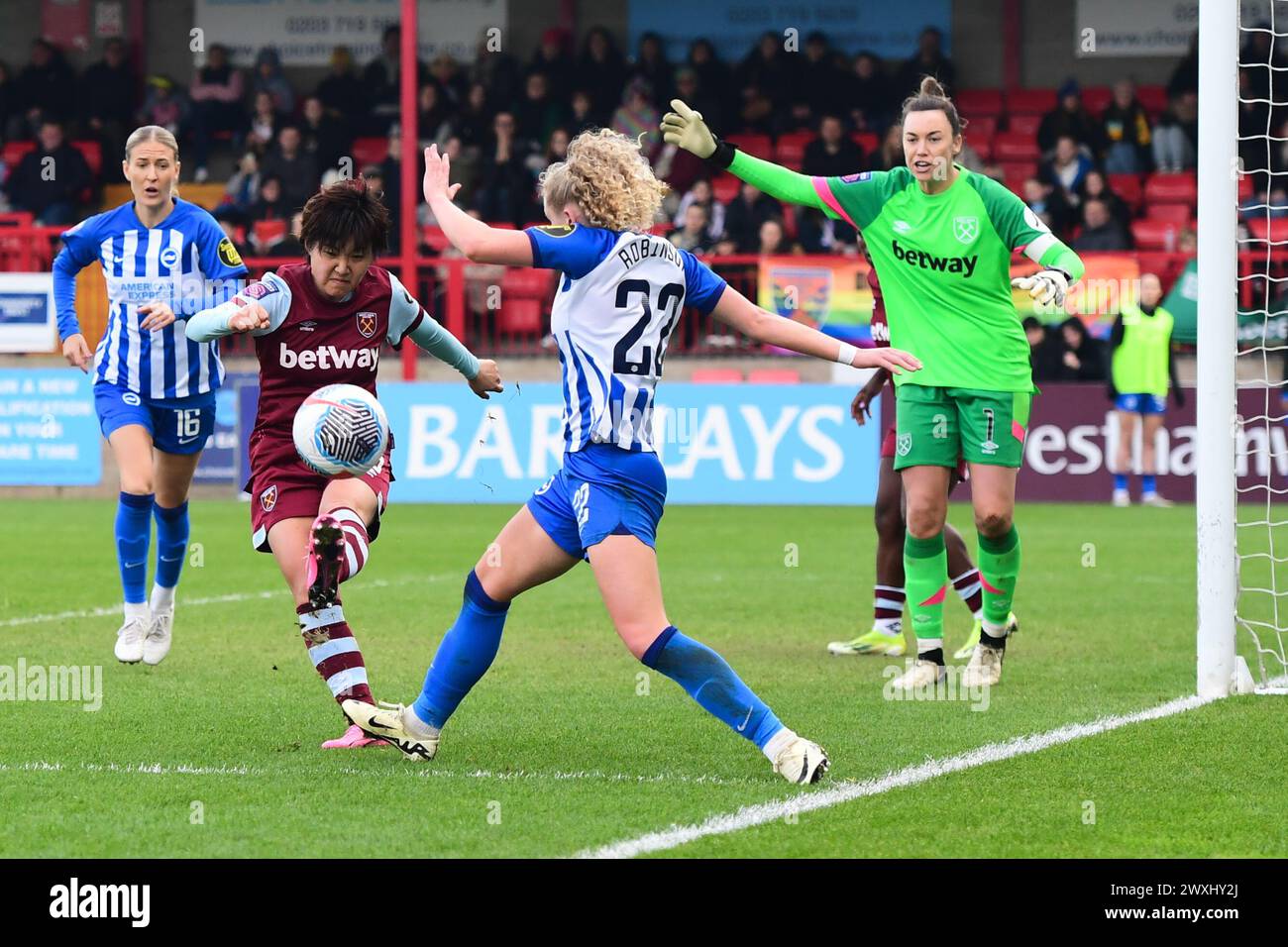 Dagenham, Kent, Regno Unito. Domenica 31 marzo 2024 Honoka Hayashi (19 West Ham) sgombra la palla da Katie Robinson (22 Brighton) durante la partita di Barclays fa Women's Super League tra West Ham United e Brighton e Hove Albion al Chigwell Construction Stadium, Dagenham, domenica 31 marzo 2024. (Foto: Kevin Hodgson | mi News) crediti: MI News & Sport /Alamy Live News Foto Stock