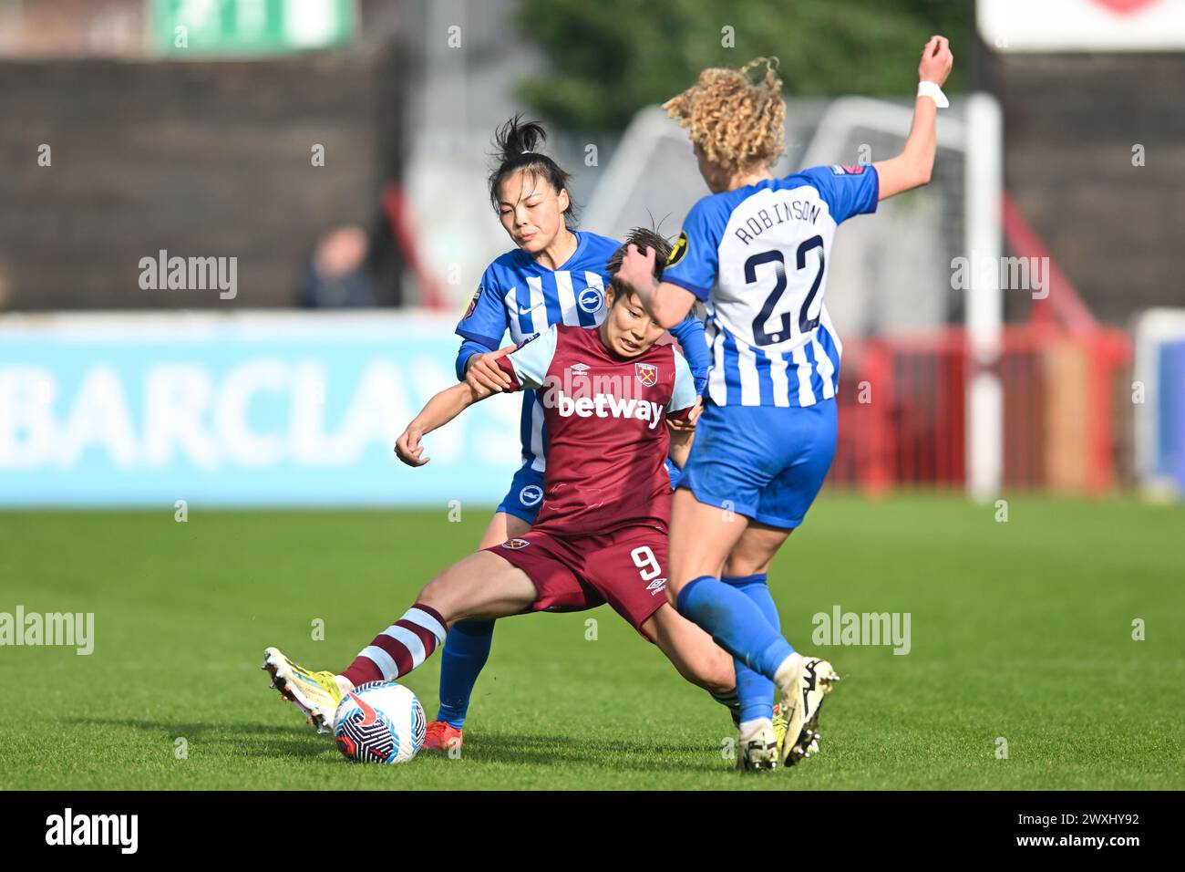 Dagenham, Kent, Regno Unito. Domenica 31 marzo 2024 Riko Ueki (9 West Ham) sfidato da Katie Robinson (22 Brighton) durante il Barclays fa Women's Super League match tra West Ham United e Brighton e Hove Albion al Chigwell Construction Stadium, Dagenham, domenica 31 marzo 2024. (Foto: Kevin Hodgson | mi News) crediti: MI News & Sport /Alamy Live News Foto Stock