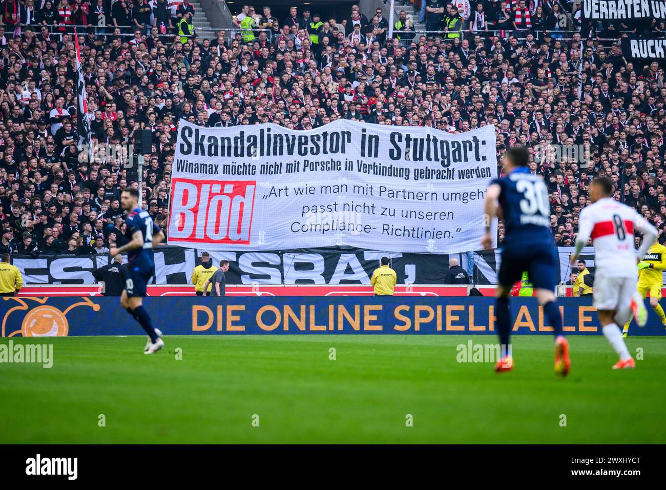 31 marzo 2024, Baden-Württemberg, Stoccarda: Calcio: Bundesliga, VfB Stoccarda - 1. FC Heidenheim, Matchday 27, MHPArena. I tifosi del VfB Stuttgart protestano negli stand con striscioni che recitano "Scandal Investor in Stuttgart" durante i primi dieci minuti della partita e si rifiutano di sostenere la squadra. Foto: Tom Weller/dpa - NOTA IMPORTANTE: In conformità con le normative della DFL German Football League e della DFB German Football Association, è vietato utilizzare o far utilizzare fotografie scattate nello stadio e/o della partita sotto forma di immagini sequenziali e/o serie di foto video Foto Stock