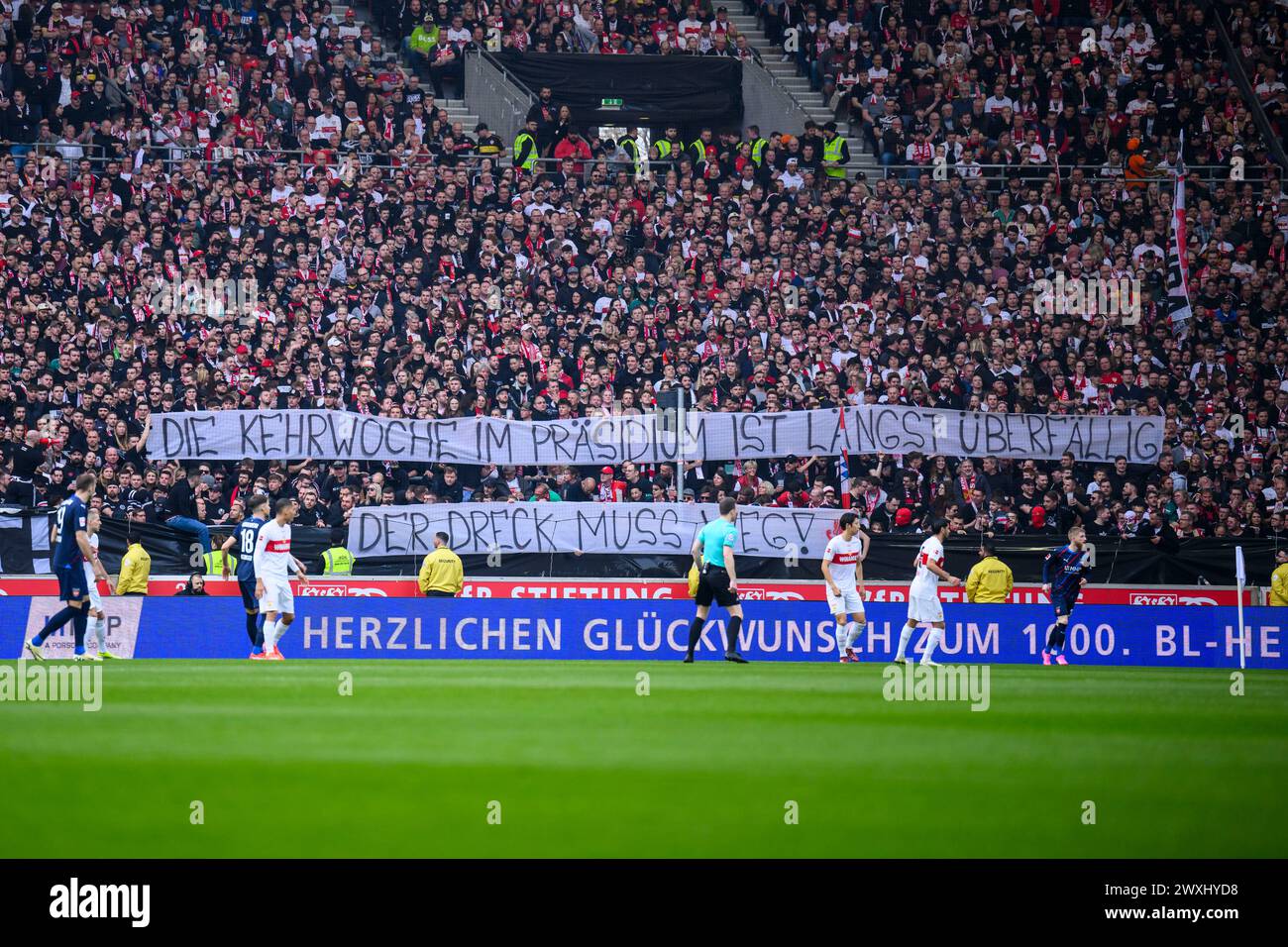 31 marzo 2024, Baden-Württemberg, Stoccarda: Calcio: Bundesliga, VfB Stoccarda - 1. FC Heidenheim, Matchday 27, MHPArena. I tifosi del VfB Stuttgart protestano negli stand durante i primi dieci minuti della partita con striscioni che recano "la settimana travolgente è attesa da molto tempo" e "la sporcizia deve andare" e rifiutano di sostenere la squadra. Foto: Tom Weller/dpa - NOTA IMPORTANTE: In conformità con le normative della DFL German Football League e della DFB German Football Association, è vietato utilizzare o far utilizzare fotografie scattate nello stadio e/o della partita sotto forma di immagini sequenziali AN Foto Stock