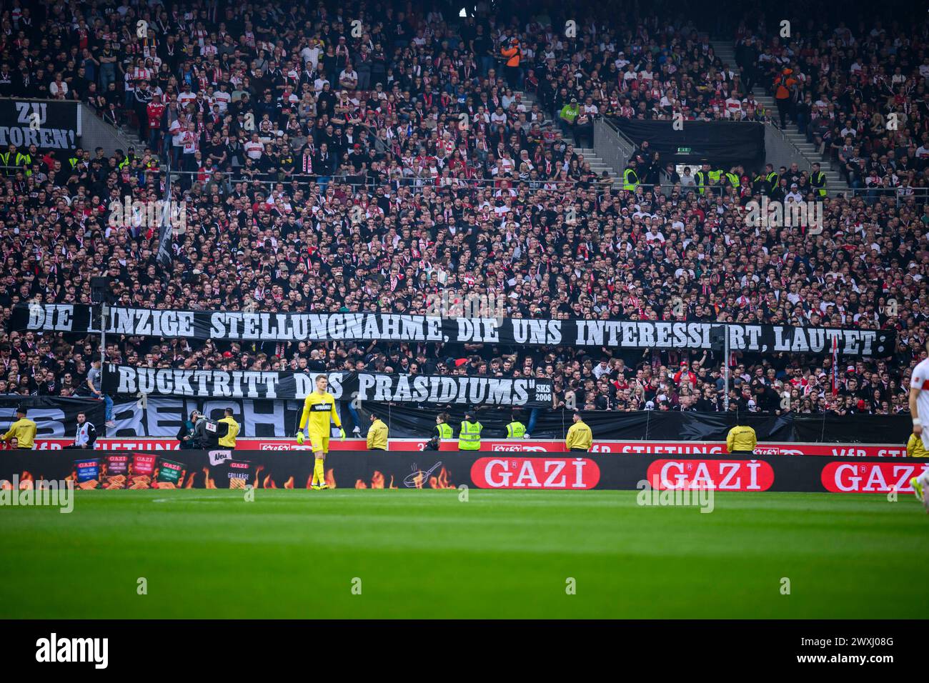 31 marzo 2024, Baden-Württemberg, Stoccarda: Calcio: Bundesliga, VfB Stoccarda - 1. FC Heidenheim, Matchday 27, MHPArena. I tifosi del VfB Stuttgart protestano in tribuna durante i primi dieci minuti della partita con striscioni che recitano: "L'unica dichiarazione che ci interessa sono le dimissioni del presidium" e rifiutano di dare il loro sostegno. Foto: Tom Weller/dpa - NOTA IMPORTANTE: In conformità con le normative della DFL German Football League e della DFB German Football Association, è vietato utilizzare o far utilizzare fotografie scattate nello stadio e/o della partita sotto forma di Foto Stock