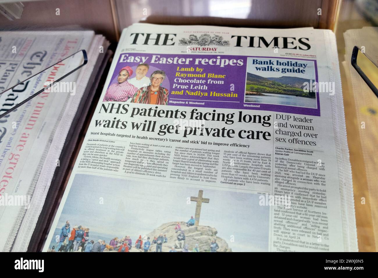 "I pazienti del sistema sanitario nazionale che devono affrontare lunghe attese otterranno cure private" il quotidiano The Times titline sanità liste d'attesa articolo 30 marzo 2024 Londra Inghilterra Regno Unito Foto Stock