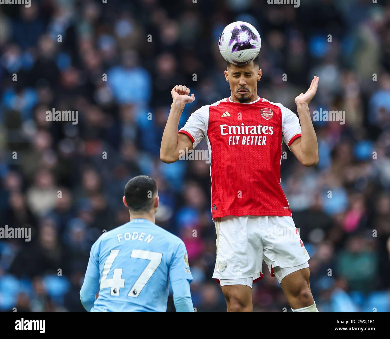 William Saliba dell'Arsenal vince il titolo durante la partita di Premier League Manchester City vs Arsenal all'Etihad Stadium, Manchester, Regno Unito, 31 marzo 2024 (foto di Mark Cosgrove/News Images), il 31/3/2024. (Foto di Mark Cosgrove/News Images/Sipa USA) credito: SIPA USA/Alamy Live News Foto Stock