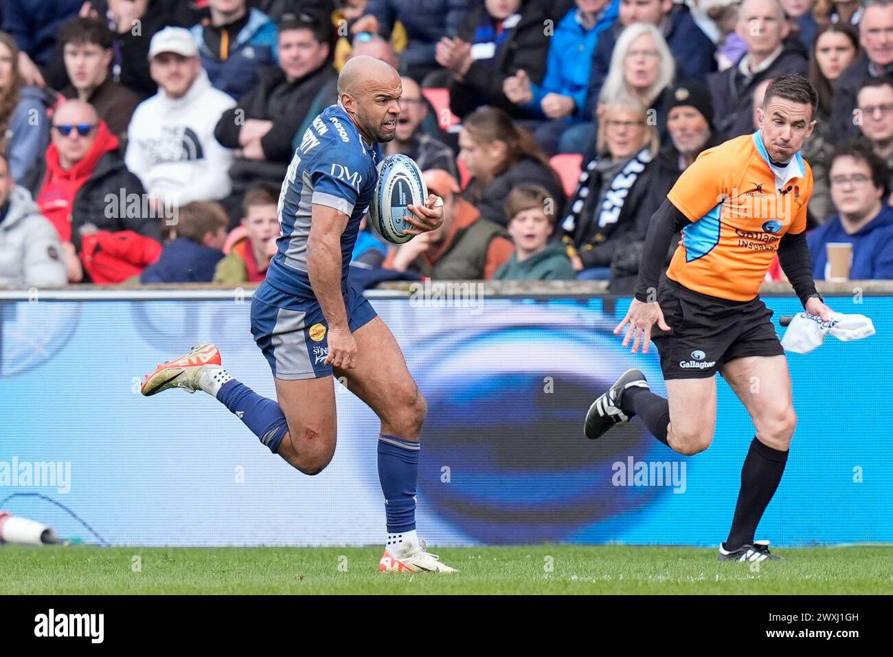 Tom o'Flaherty di sale Sharks corre con la palla durante la partita della Gallagher Premiership sale Sharks vs Exeter Chiefs al Salford Community Stadium, Eccles, Regno Unito, 31 marzo 2024 (foto di Steve Flynn/News Images) Foto Stock