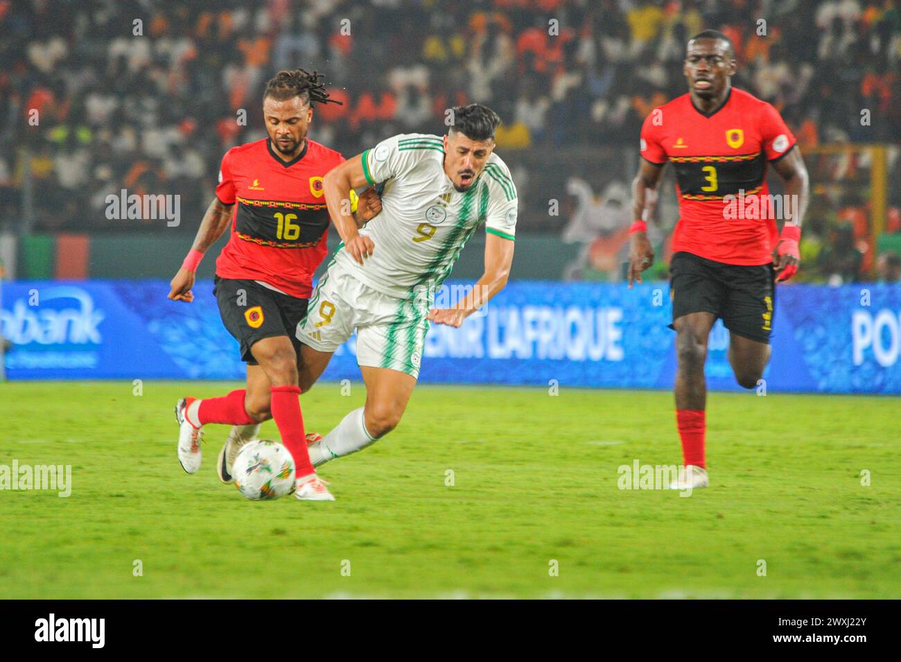 ABIDJAN, COTE D'IVORE - 15 GENNAIO; Baghdad Bounedjah d'Algeria e Zito d'Angola durante la TotalEnergies Caf Africa Cup of Nations (Afcon 2023) Foto Stock