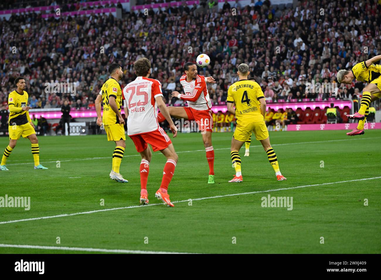 MONACO, Germania. , . 10 Leroy SANÉ, sane del Bayern vs 26 Julian RYERSON del BVB durante la partita di calcio della Bundesliga tra il Bayern Muenchen e il Borussia Dortmund, BVB, all'Allianz Arena di Monaco il 30. Marzo 2024, Germania. DFL, Fussball, 0:2 (foto e copyright @ Jerry ANDRE/ATP Images) (ANDRE Jerry/ATP/SPP) credito: SPP Sport Press Photo. /Alamy Live News Foto Stock