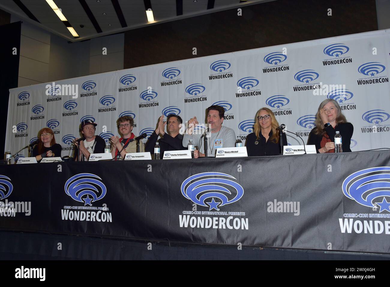 Brooke Keesling, Mike Hollingsworth, Alex Salyer, Vlas Parlapanides, Charley Parlapanides, Monica Mitchell e Amy Winfrey beim "Monsters of Adult Animation" Panel auf der WonderCon 2024 presso il centro convegni di Anaheim. Anaheim, 30.03.2024 anni Foto Stock