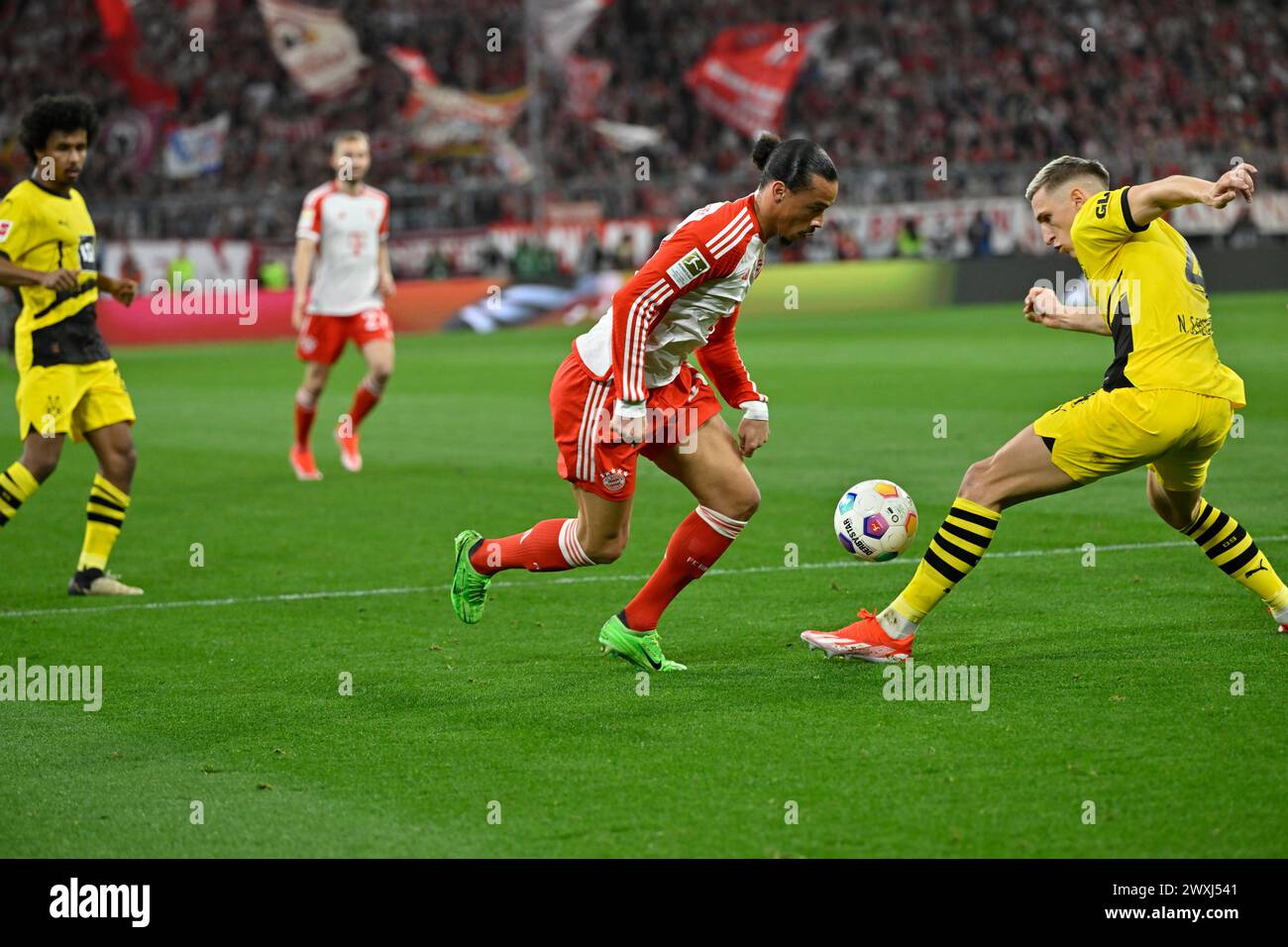 MONACO, Germania. , . 10 Leroy SANÉ, sane di FC Bayern vs 4 Nico SCHLOTTERBECK di BVB durante la partita di calcio della Bundesliga tra FC Bayern Muenchen e Borussia Dortmund, BVB, all'Allianz Arena di Monaco di Baviera il 30. Marzo 2024, Germania. DFL, Fussball, 0:2 (foto e copyright @ Jerry ANDRE/ATP Images) (ANDRE Jerry/ATP/SPP) credito: SPP Sport Press Photo. /Alamy Live News Foto Stock