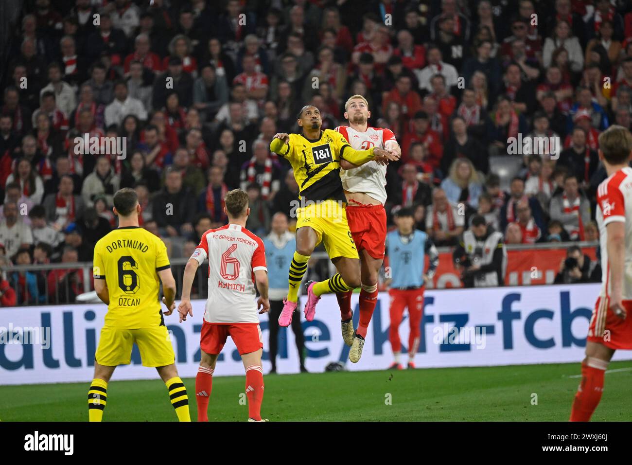 MONACO, Germania. , . 9 Sébastian HALLER testa di palla contro 4 Matthijs de LIGT del Bayern durante la partita di calcio della Bundesliga tra il Bayern Muenchen e il Borussia Dortmund, BVB, all'Allianz Arena di Monaco il 30. Marzo 2024, Germania. DFL, Fussball, 0:2 (foto e copyright @ Jerry ANDRE/ATP Images) (ANDRE Jerry/ATP/SPP) credito: SPP Sport Press Photo. /Alamy Live News Foto Stock