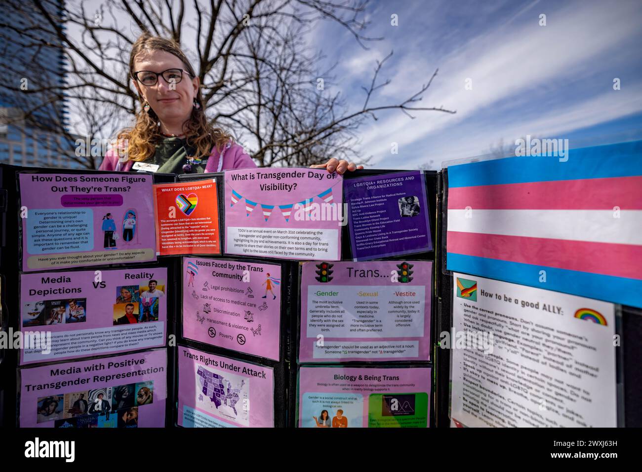 NEW YORK, NEW YORK - MARZO 30: Drag Queen story Hour supporters presentano la letteratura mentre proteggono l'evento all'aperto contro gli attivisti di estrema destra al Marsha P. Johnson State Park il 30 marzo 2024 a Brooklyn, New York. Il gruppo ha organizzato una Drag Queen Story Hour come evento per famiglie che porta alla giornata internazionale della visibilità transgender, una giornata annuale di riconoscimento celebrata in tutto il mondo il 31 marzo. (Foto di Michael Nigro/Sipa USA) credito: SIPA USA/Alamy Live News Foto Stock