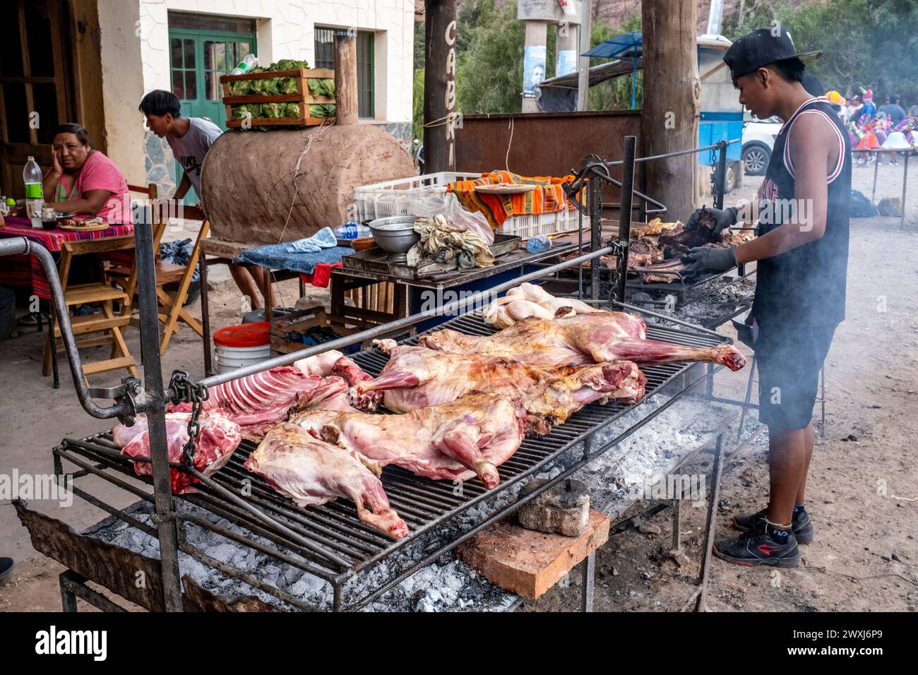 Cucina di carne su Un barbecue all'esterno Di Un ristorante a Tilcara, provincia di Jujuy, Argentina. Foto Stock