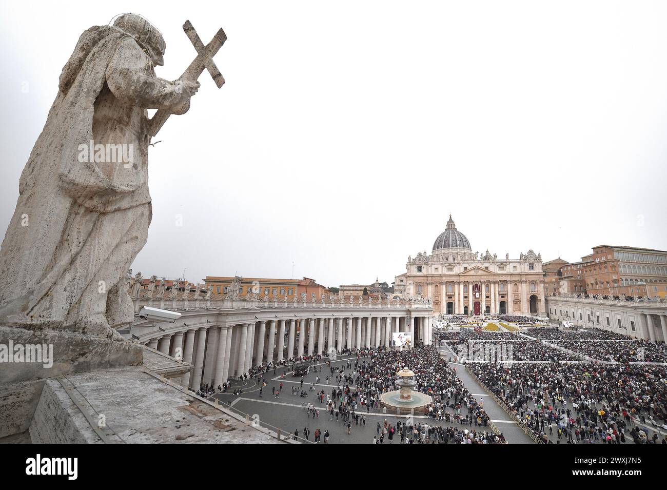 Città del Vaticano, città del Vaticano. 31 marzo 2024. Papa Francesco viene mostrato durante la messa pasquale a San Piazza Pietro al Vaticano. Domenica 31 marzo 2024. 3Fotografia di Stefano Spaziani/UPI crediti: UPI/Alamy Live News Foto Stock