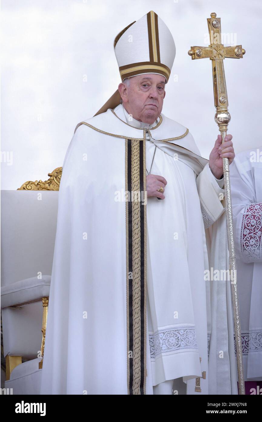 Città del Vaticano, città del Vaticano. 31 marzo 2024. Papa Francesco viene mostrato durante la messa pasquale a San Piazza Pietro al Vaticano. Domenica 31 marzo 2024. 3Fotografia di Stefano Spaziani/UPI crediti: UPI/Alamy Live News Foto Stock