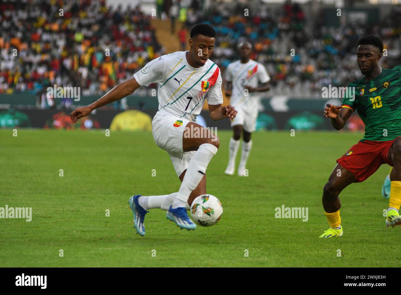 YAMOUSSOUKRO, COTE D'IVORE - 15 GENNAIO; Morgan Guilavogui della Guinea e Darlin Yongwa del Camerun durante la TotalEnergies Caf Africa Cup of Nation Foto Stock