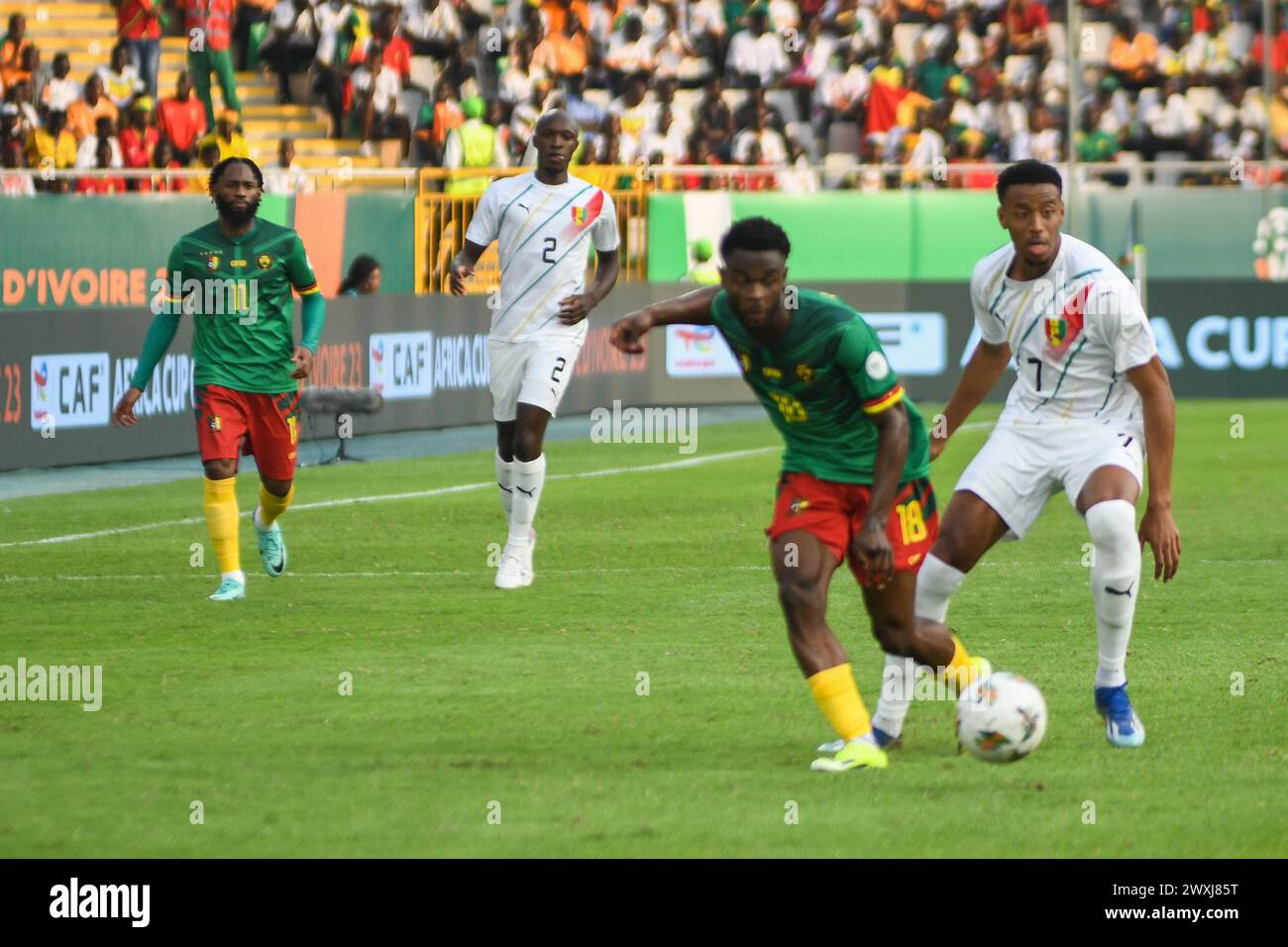 YAMOUSSOUKRO, COTE D'IVORE - 15 GENNAIO; Darlin Yagwa del Camerun e Morgan Guilavogui della Guinea durante la TotalEnergies Caf Africa Cup of Nations Foto Stock