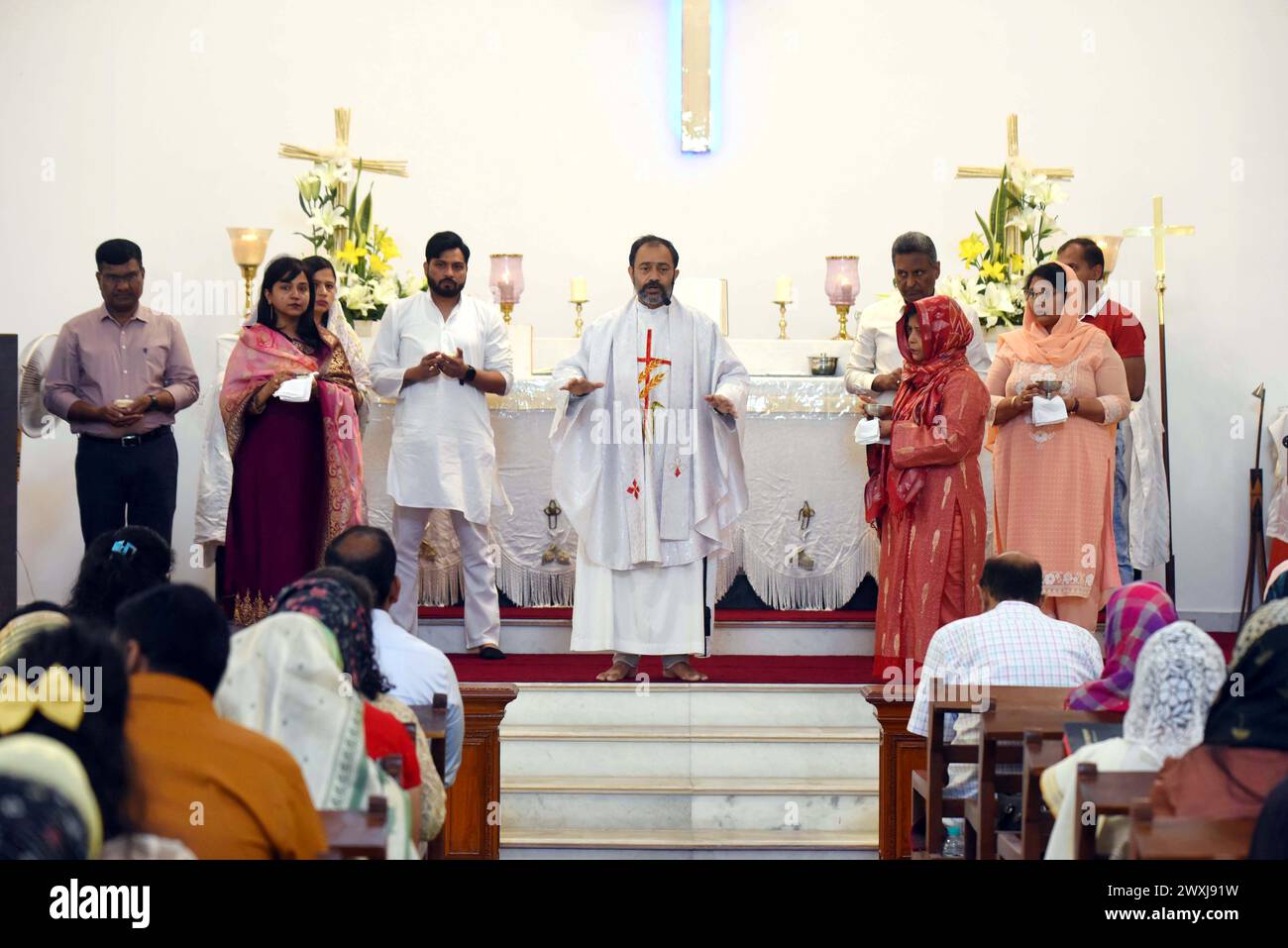 GURUGRAM, INDIA - MARZO 31: I membri della comunità cristiana hanno partecipato alla preghiera speciale nella Chiesa dell'Epifania in occasione della Pasqua, celebrata nella fede della risurrezione di Gesù Cristo a Civil Lines vicino a John Hall, il 31 marzo 2024 a Gurugram, India. Pasqua, chiamata anche Pascha o domenica della Resurrezione, è una festa cristiana e una festa culturale che commemora la risurrezione di Gesù dai morti, descritta nel nuovo Testamento come avvenuta il terzo giorno della sua sepoltura dopo la sua crocifissione da parte dei Romani al Calvario c. 30 d.c. (Foto di Parveen Kumar/Hindustan Tim Foto Stock