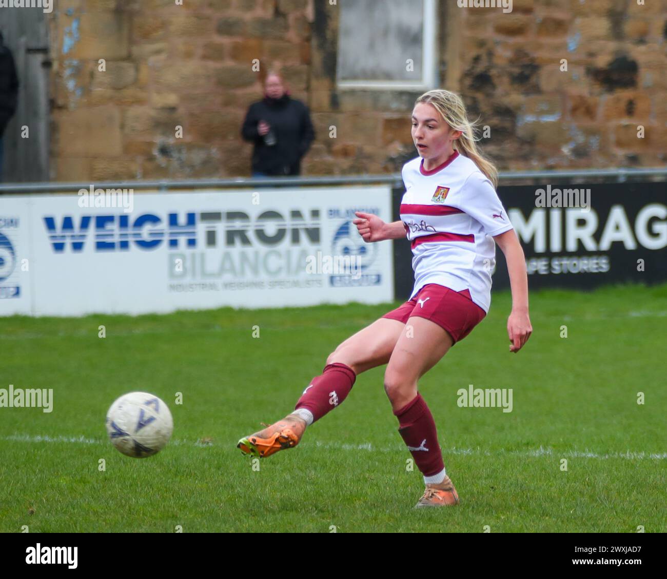 Dronfield, Regno Unito. , . Northampton Towns Laila Channell tira e segna Northampton Towns 2 goal nella Women National League Div 1 Sheffield Women FC V Northampton Town Women Credit: Clive Stapleton/Alamy Live News Foto Stock