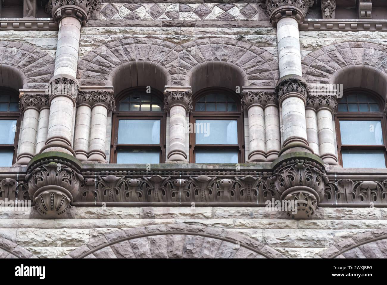 Elementi architettonici coloniali o dettagli nell'Old City Hall Building (1898), Toronto, Canada. Parte di una serie. Foto Stock