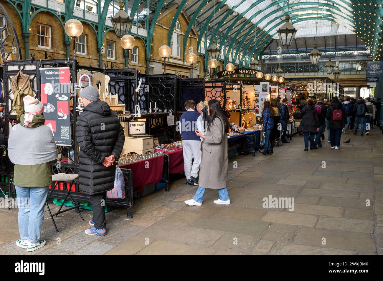 Mercato interno al Covent Garden Market, Londra Foto Stock