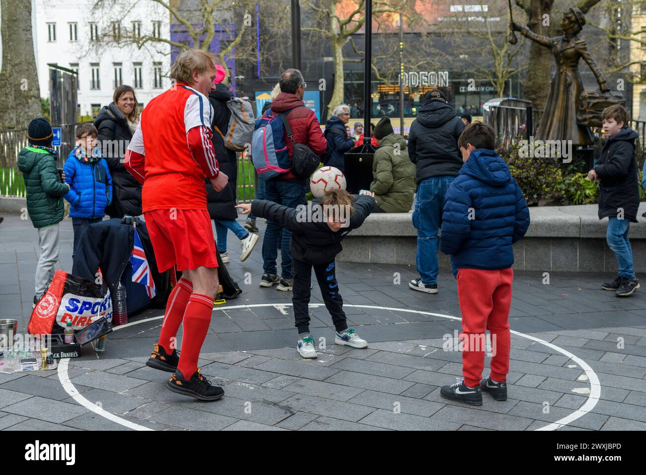 Intrattenitore di strada con il calcio a Leicester Square, Londra Foto Stock