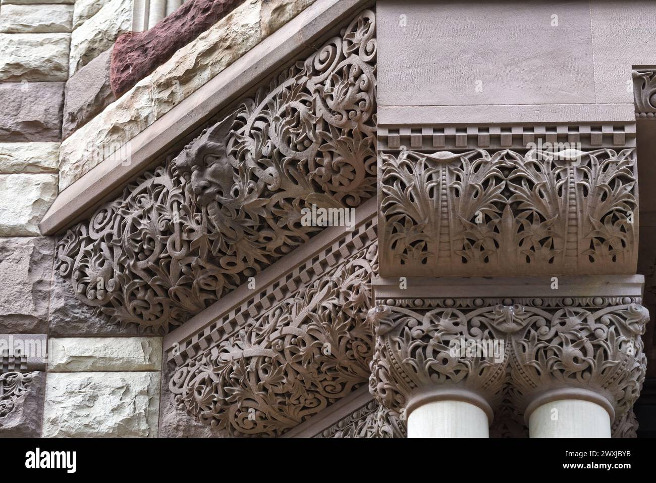 Elementi architettonici coloniali o dettagli nell'Old City Hall Building (1898), Toronto, Canada. Parte di una serie. Foto Stock