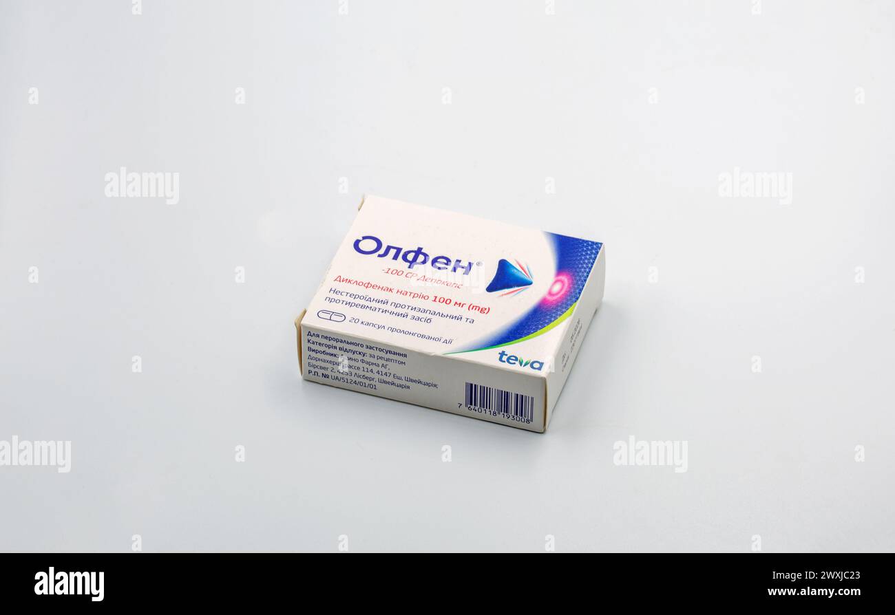 Kiev, Ucraina - 09 marzo 2024: Olfen diclofenac compresse pack di Teva closeup su bianco. Antidolorifico, analgesico farmaco antinfiammatorio. Foto Stock