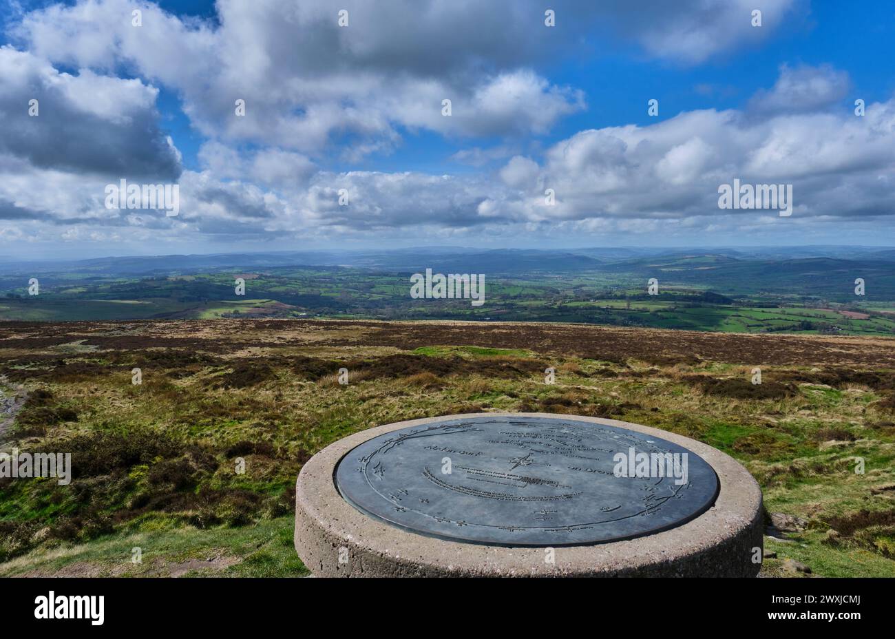 Guardando a sud-ovest dal toposcopio su Abdon Burf, Brown Clee Hill, vicino a Cleobury North, Burwarton, Shropshire Foto Stock