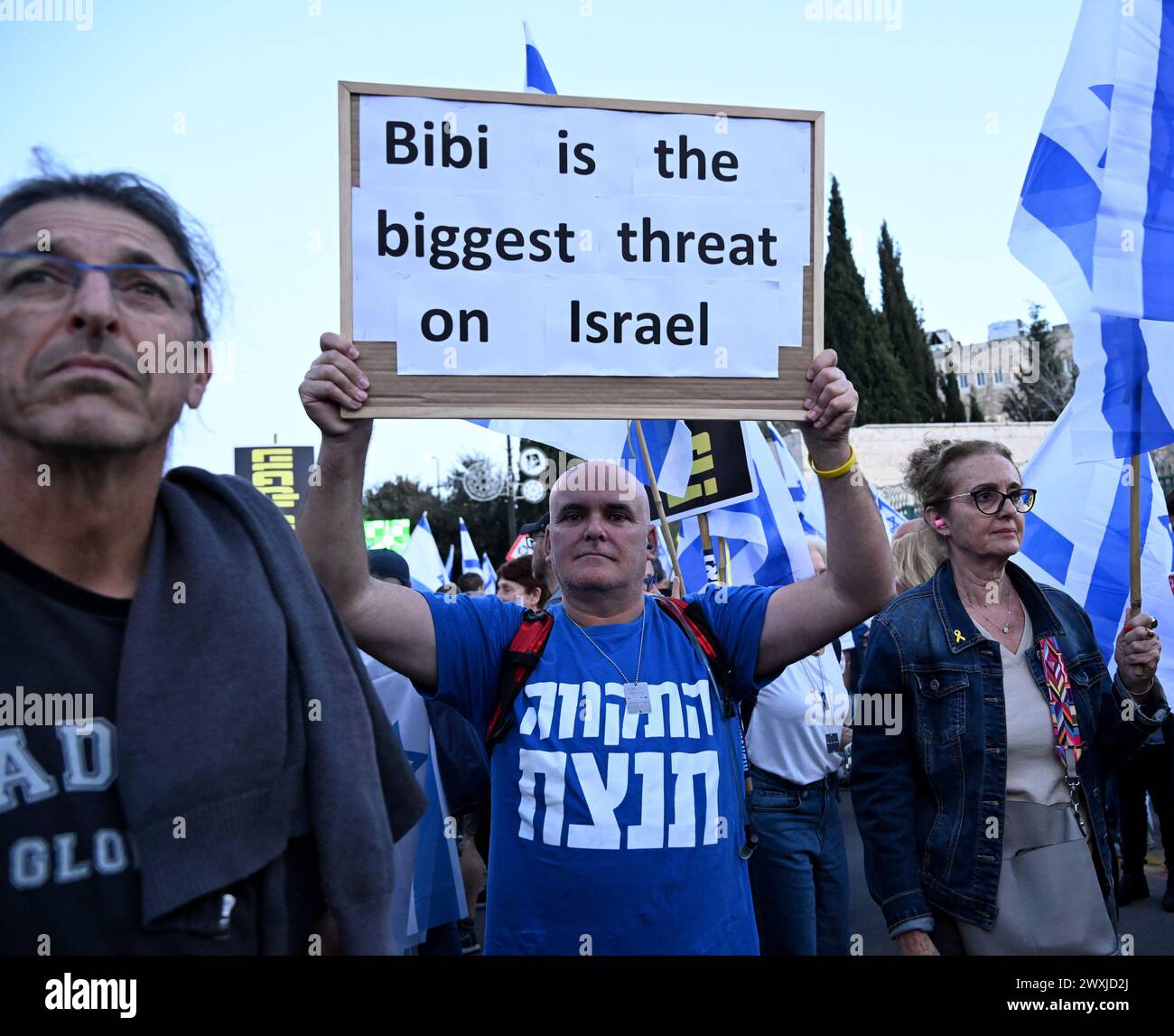 Gerusalemme, Israele. 31 marzo 2024. Decine di migliaia di manifestanti israeliani partecipano a una manifestazione fuori dalla Knesset, il Parlamento, che chiede le dimissioni del primo ministro Benjamin Netanyahu, elezioni anticipate, rilascio degli ostaggi e cancellazione della pausa della Knesset domenica 31 marzo 2024. Foto di Debbie Hill/ credito: UPI/Alamy Live News Foto Stock