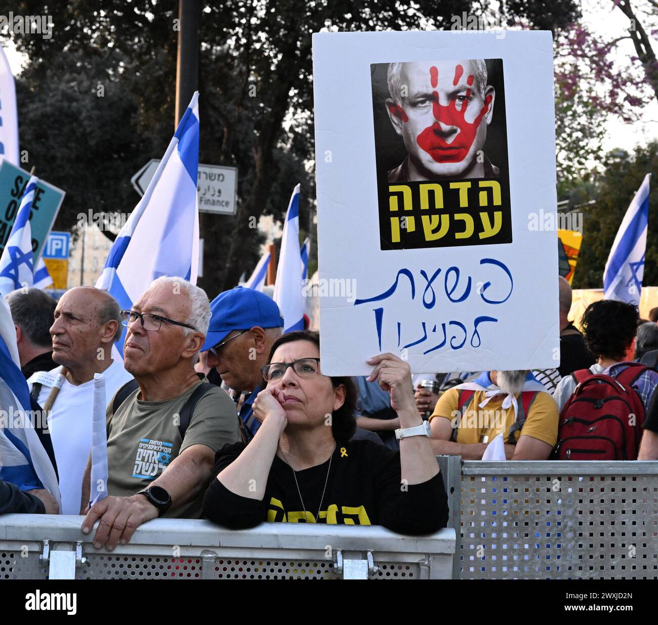 Gerusalemme, Israele. 31 marzo 2024. Decine di migliaia di manifestanti israeliani partecipano a una manifestazione fuori dalla Knesset, il Parlamento, che chiede le dimissioni del primo ministro Benjamin Netanyahu, elezioni anticipate, rilascio degli ostaggi e cancellazione della pausa della Knesset domenica 31 marzo 2024. Foto di Debbie Hill/ credito: UPI/Alamy Live News Foto Stock