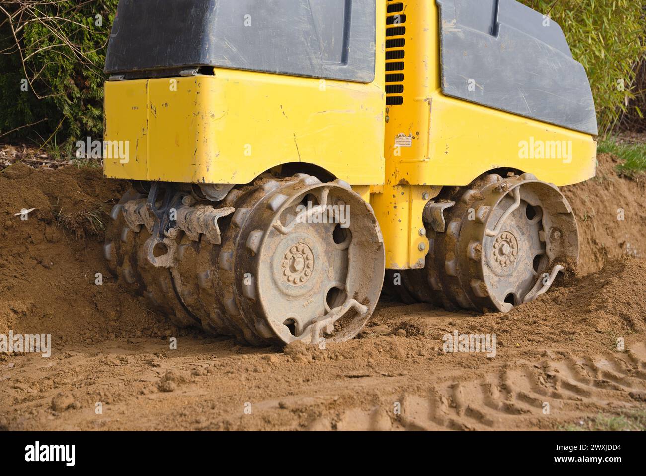 Rullo per trincee per la compattazione del terreno nel cantiere - macchina per l'edilizia Foto Stock
