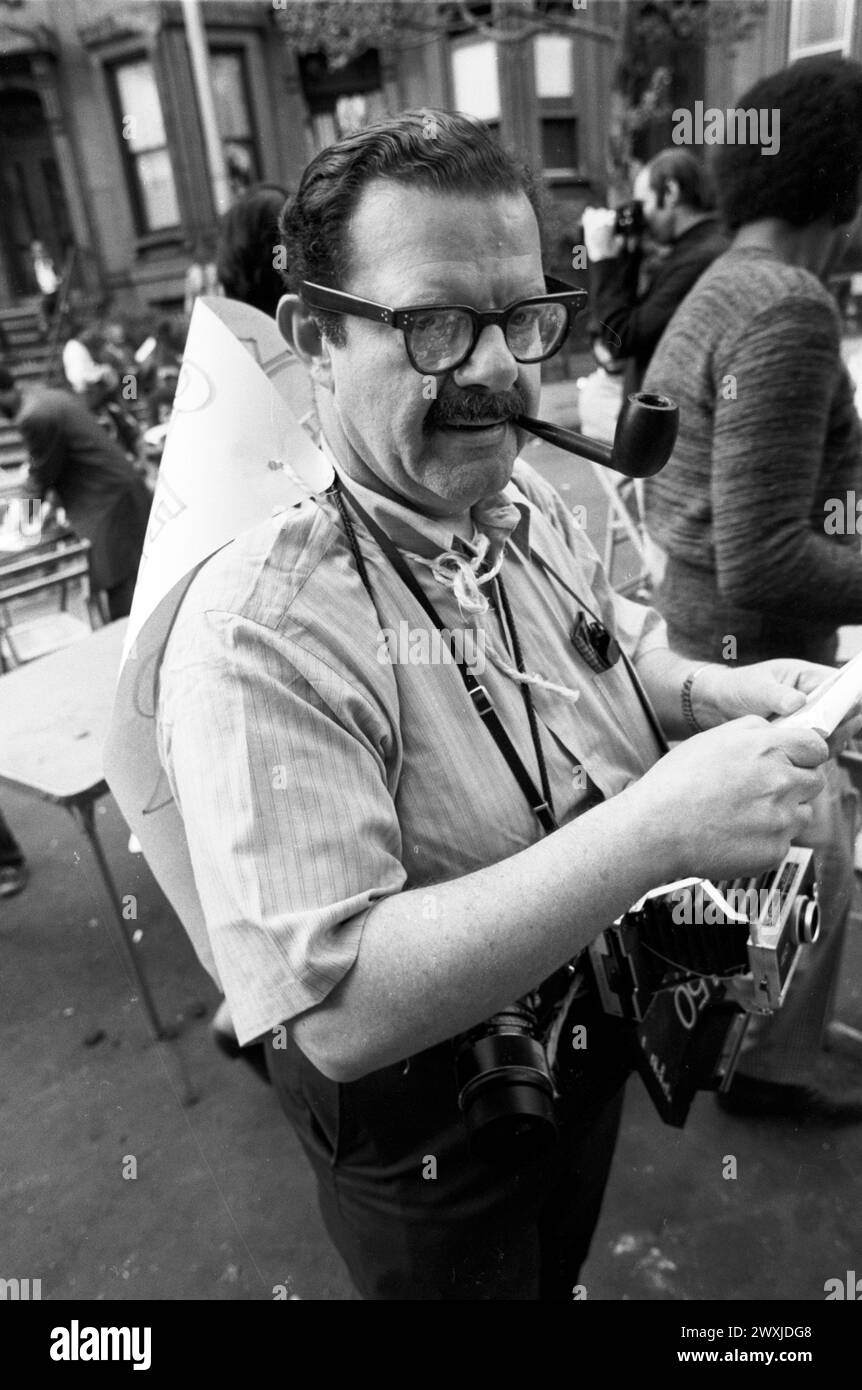 Everette Ortner, conservazionista di Brownstone, a un Block Party nel 1971. La posizione è Berkeley Place tra la 6a e la 7a Foto Stock