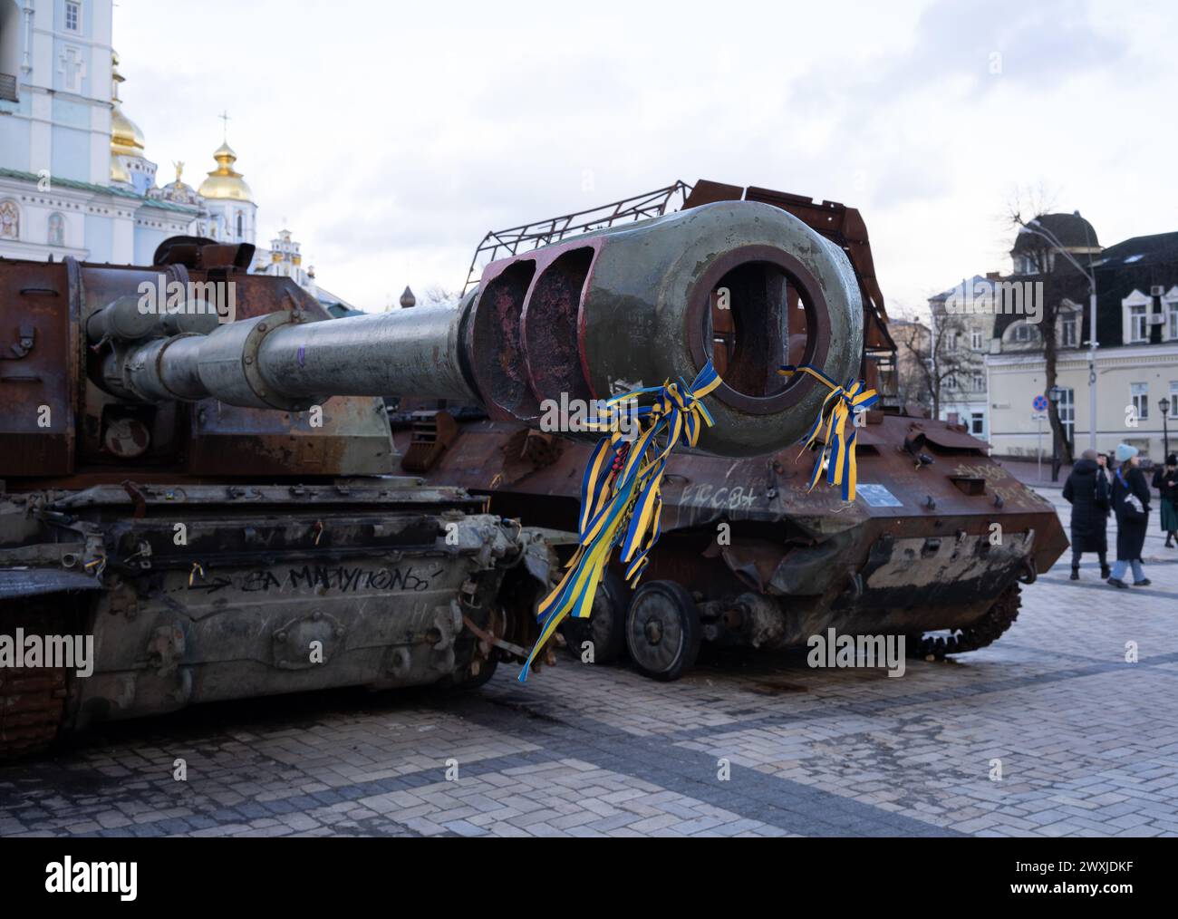 Carri armati russi bruciati sono esposti su St. Piazza Michele a Kiev, Ucraina Foto Stock