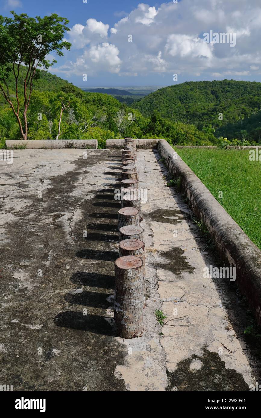 135 file di tronchi di palma paralleli ad un terrazzo parapetto nell'edificio tajona, il Cafetal Buenavista Coffee Estate. Las Terrazas-Cuba. Foto Stock