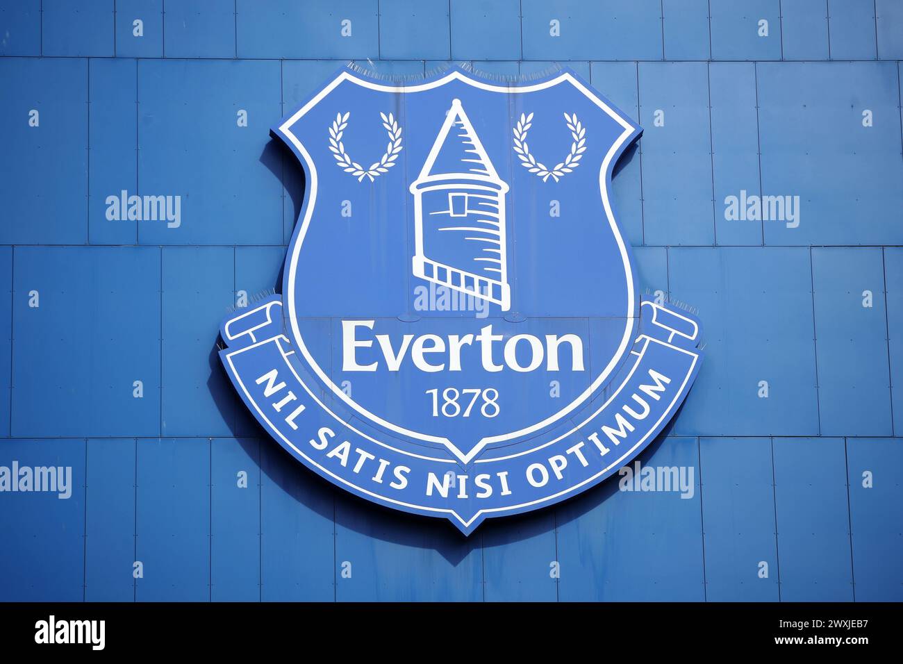 Foto del file datata 24-03-2024 dello stemma del club Everton fuori dallo stadio. Le finanze dell'Everton furono nuovamente sotto il microscopio la domenica di Pasqua, in quanto rivelarono una perdita per la stagione 2022-23 che quasi raddoppiò rispetto all'anno precedente. Data di pubblicazione: Domenica 31 marzo 2024. Foto Stock